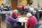 Bewoners aan het kaarten in het restaurant